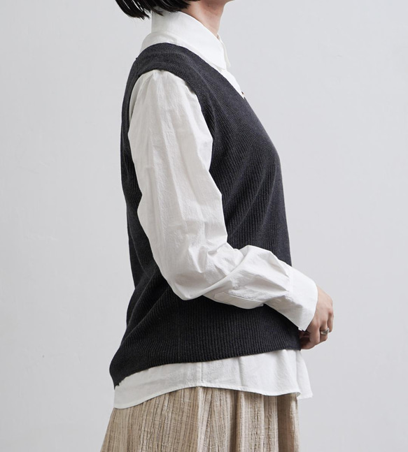 草木染め コットンコベスト チャコール 2枚目の画像