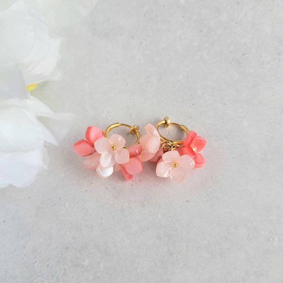 ピンクの濃淡が美しい桜のフープイヤリング　ゴールド 4枚目の画像