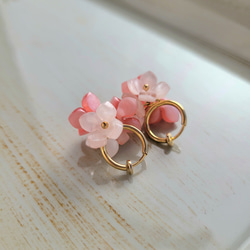ピンクの濃淡が美しい桜のフープイヤリング　ゴールド 7枚目の画像
