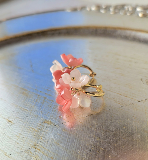 ピンクの濃淡が美しい桜のフープイヤリング　ゴールド 6枚目の画像