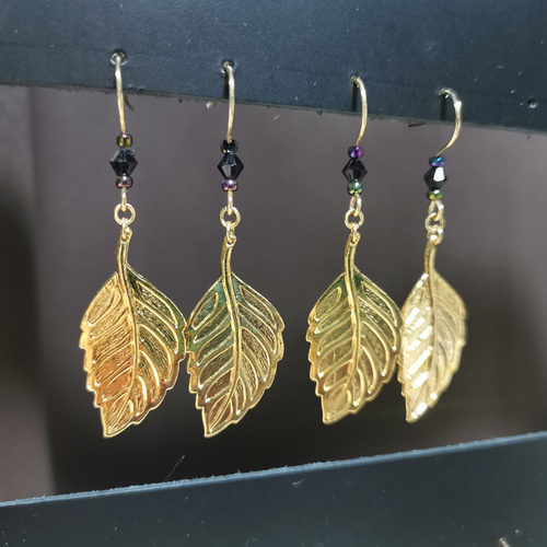 葉っぱピアス(イヤリング・樹脂ピアス変更可能) ピアス（フック