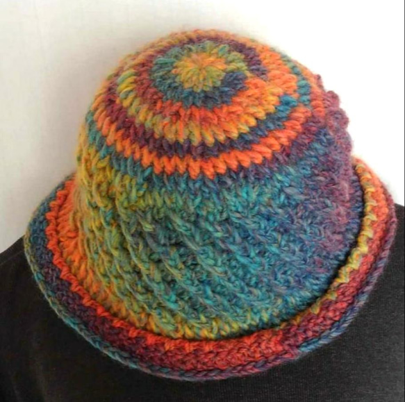 カラフルな手編みの帽子（イタリア製の毛糸） 2枚目の画像