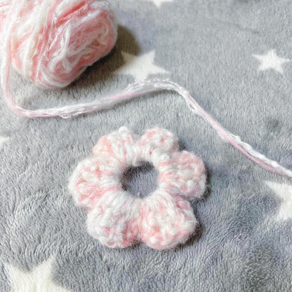 ピンク　いちごミルク　花よりシュシュ　手編みシュシュ　カギ編み 1枚目の画像