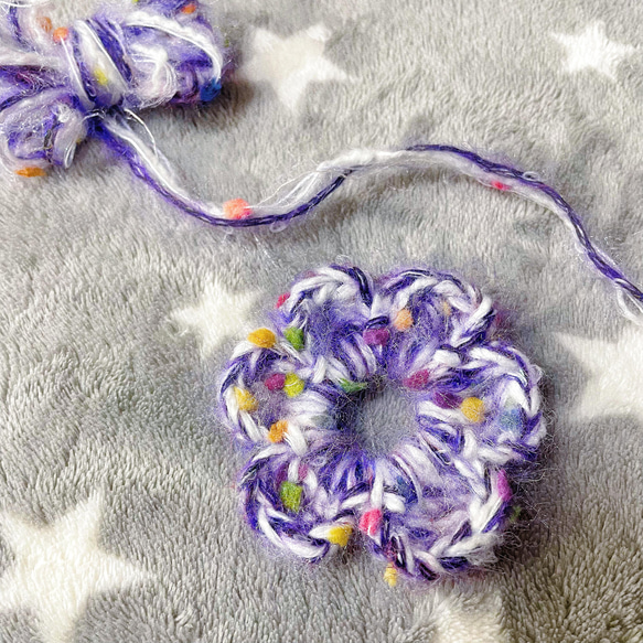 紫　ぶどうオレ　花よりシュシュ　手編みシュシュ　カギ編み 1枚目の画像
