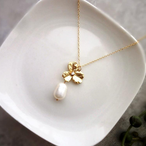 ネックレス □ ボタニカル 三つ葉のクローバー □ クリームホワイト色