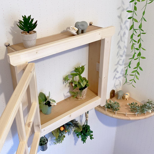 アンティークの木製窓枠の棚です。 アンティークの木製窓枠の棚です。