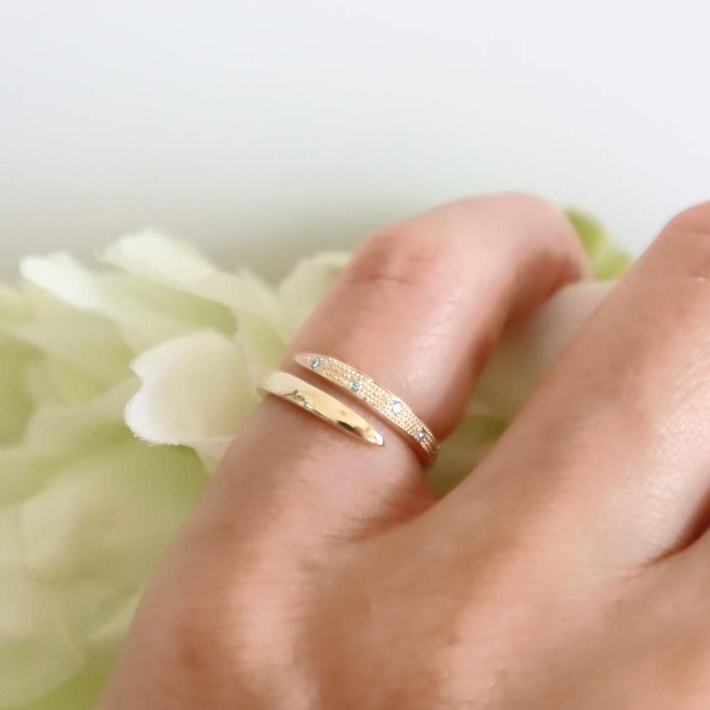 蛇をイメージしたブルーダイヤ入りK10ピンキーリング  6号　在庫限りの価格