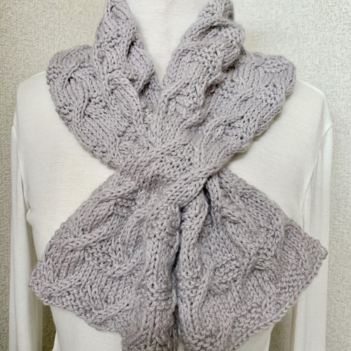在庫処分セール】ケーブル模様のマフラー◇手編み◇グレージュ  