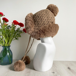 編み物 防寒 秋冬 耳当て付きニット帽子 ポンポン付き  ブラウン 2枚目の画像