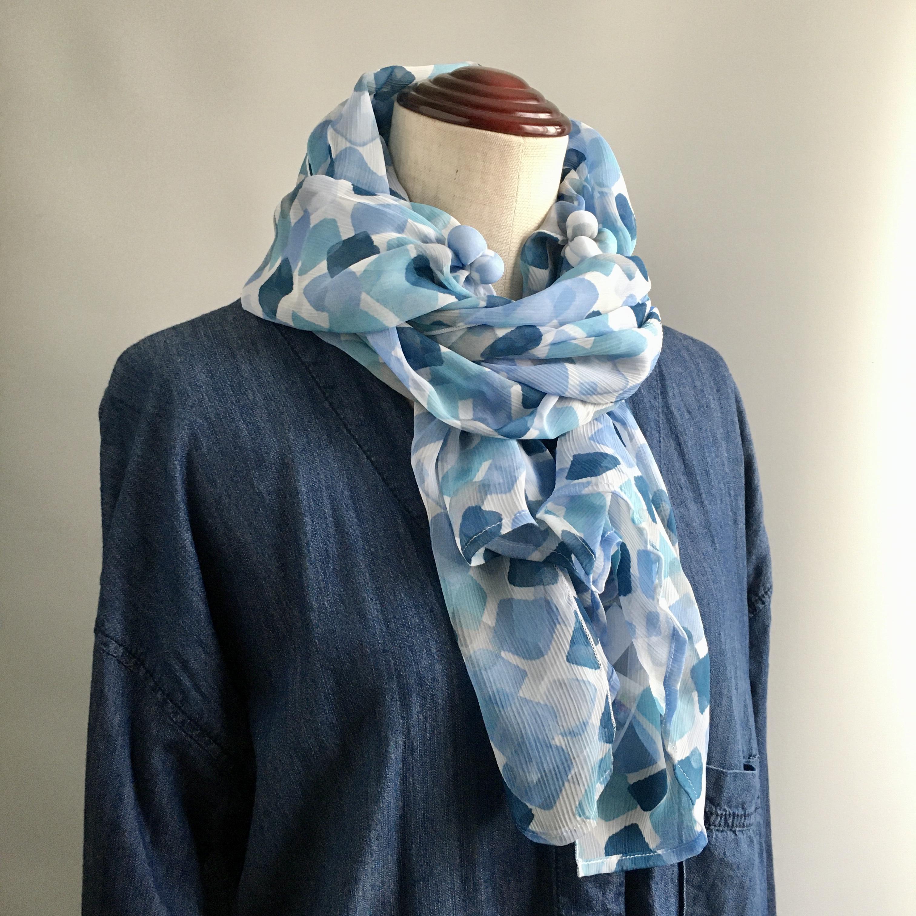 爽やかな水色の軽やかストール