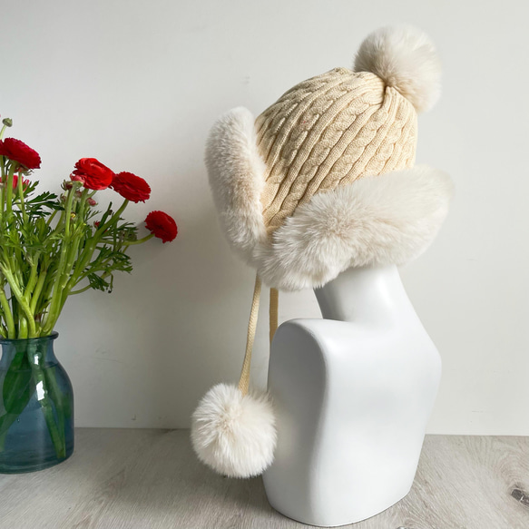 編み物 防寒 秋冬 耳当て付きニット帽子 ポンポン付き 2枚目の画像