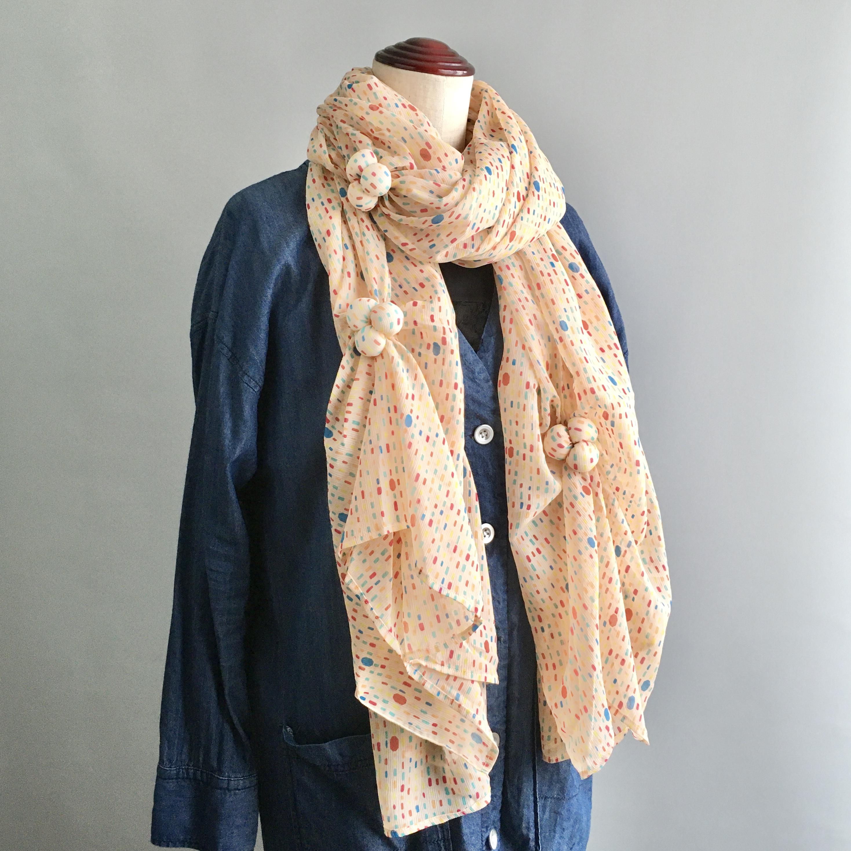 ペールオレンジに赤や青の柄が賑やか♪ボリュームストール