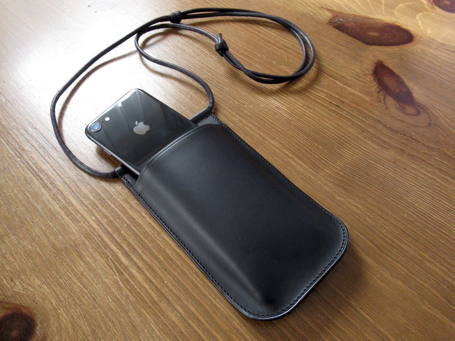 iphoneの頭が少し出るケース　ミニポーチ サコッシュ　スマホケース　リスシオ　レザー 　ケース 9,344円