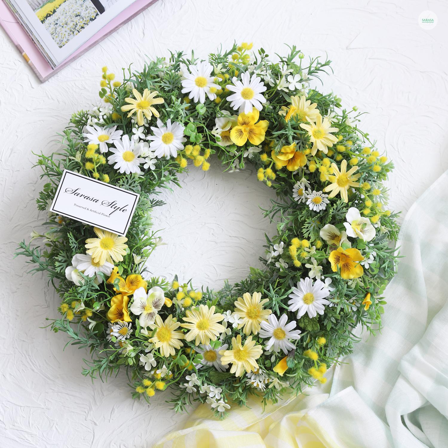 マーガレットとパンジーのリース（直径約34cm）