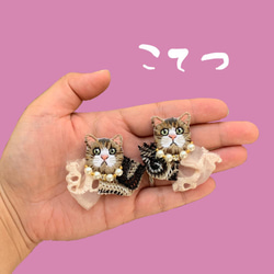 【dress up/猫/こてつ】刺繍ピアス 1枚目の画像