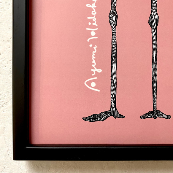 『両脚立ちのフラミンゴ』華やかピンクの縦長ポスター しっかり額装付き　[特集掲載] 4枚目の画像