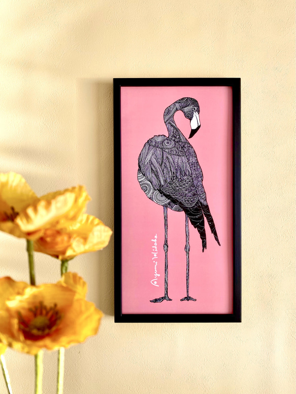 両脚立ちのフラミンゴ』華やかピンクの縦長ポスター しっかり額装付き