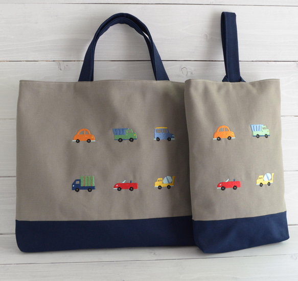 お名前刺繍できます！車の刺繍のレッスンバックとシューズケースのセット ☆ライトブラウン 1枚目の画像