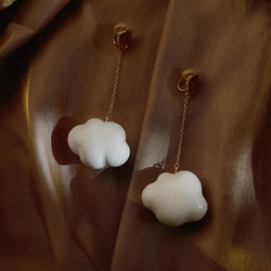 極輕吊墜雲朵耳環耳夾 イヤリング Light Cloud Dangler Earrings Earclips 溫暖手作 第2張的照片