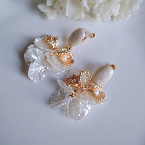パールホワイトの花びらとメタルゴールドのお花を使ったゴージャスで華やかなイヤリング、ウェディング結婚式、二次会、イベント 4枚目の画像