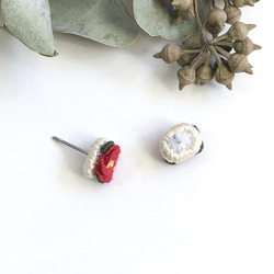 小さな赤椿　刺繍ピアス/イヤリング　冬　赤　ツバキ 4枚目の画像