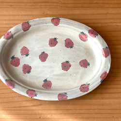 粉引きイチゴのオーバル深皿。 1枚目の画像