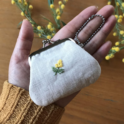 再販　ミモザ手刺繍　ミニがま口　コインケース・アクセサリーケース 2枚目の画像