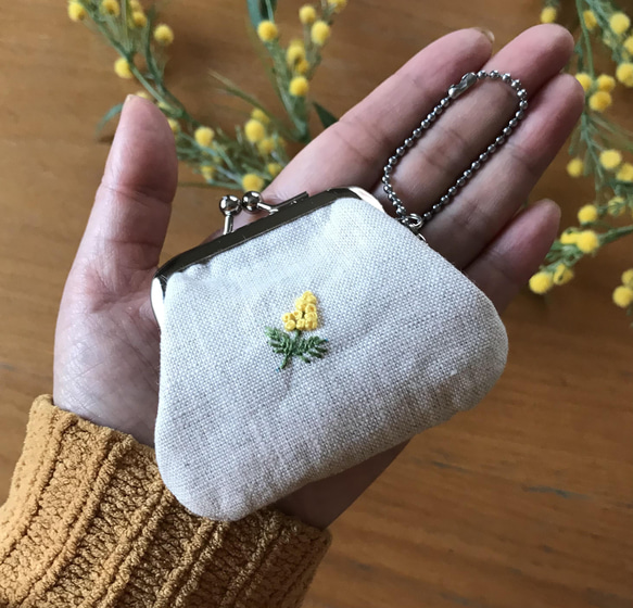 再販　ミモザ手刺繍　ミニがま口　コインケース・アクセサリーケース 2枚目の画像