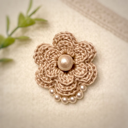 flower crochetの小さなコサージュ  beige 2枚目の画像