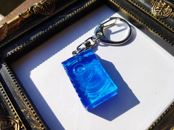 水面の濃いブルーのキーホルダー / 水 / 海 / オブジェ / インテリア