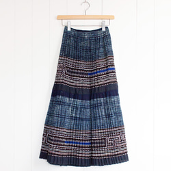 モン族刺繍スカート 4　ロングスカート 84cm丈 * 刺繍と藍染めろうけつ染め * 古布 * エスニック 3枚目の画像