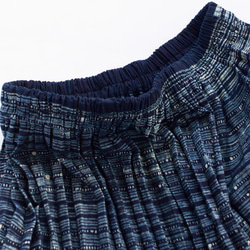 モン族刺繍スカート 4　ロングスカート 84cm丈 * 刺繍と藍染めろうけつ染め * 古布 * エスニック 8枚目の画像
