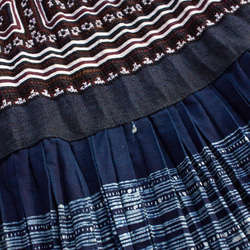 モン族刺繍スカート 4　ロングスカート 84cm丈 * 刺繍と藍染めろうけつ染め * 古布 * エスニック 7枚目の画像