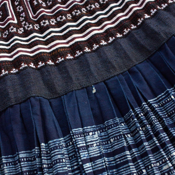 モン族刺繍スカート 4　ロングスカート 84cm丈 * 刺繍と藍染めろうけつ染め * 古布 * エスニック 7枚目の画像