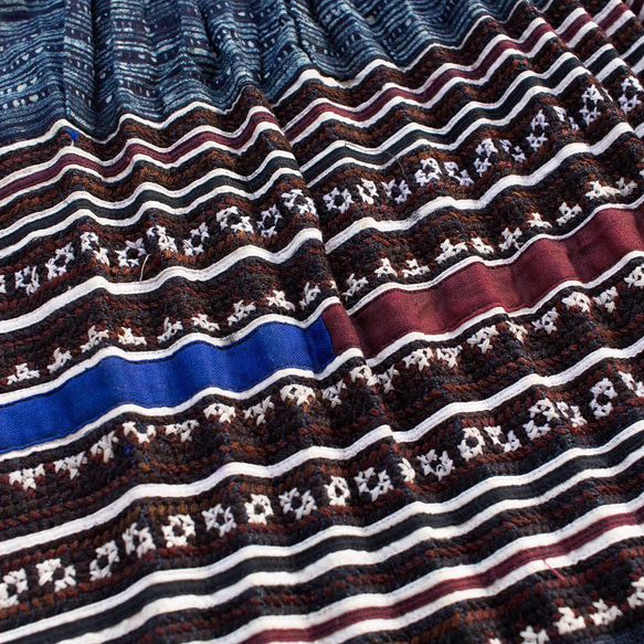 モン族刺繍スカート 4　ロングスカート 84cm丈 * 刺繍と藍染めろうけつ染め * 古布 * エスニック 5枚目の画像