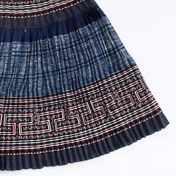 モン族刺繍スカート 4　ロングスカート 84cm丈 * 刺繍と藍染めろうけつ染め * 古布 * エスニック 2枚目の画像