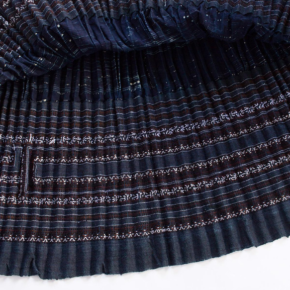 モン族刺繍スカート 4　ロングスカート 84cm丈 * 刺繍と藍染めろうけつ染め * 古布 * エスニック 9枚目の画像