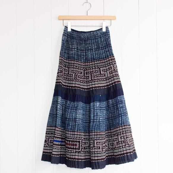 モン族刺繍スカート 4　ロングスカート 84cm丈 * 刺繍と藍染めろうけつ染め * 古布 * エスニック 1枚目の画像