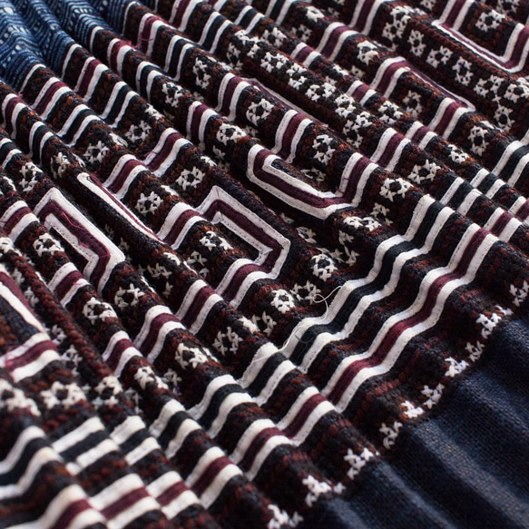 モン族刺繍スカート 4　ロングスカート 84cm丈 * 刺繍と藍染めろうけつ染め * 古布 * エスニック 4枚目の画像