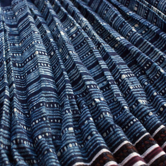 モン族刺繍スカート 4　ロングスカート 84cm丈 * 刺繍と藍染めろうけつ染め * 古布 * エスニック 6枚目の画像