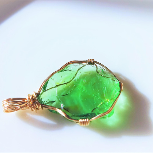 インドネシア産アンダラクリスタル エメラルドグリーン