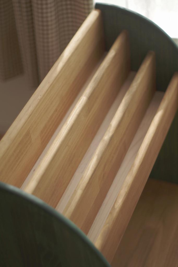 【即納】木製絵本棚(マガジンラック) 60幅 グリーンxオーク 3枚目の画像