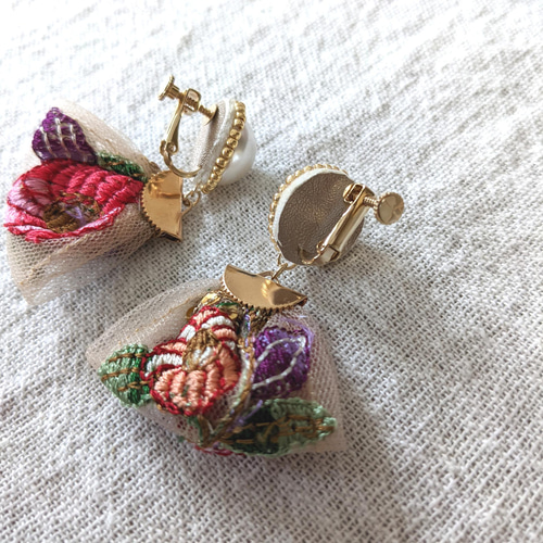 パールカボションとインド刺繍リボンのタッセルイヤリング【フラワー 