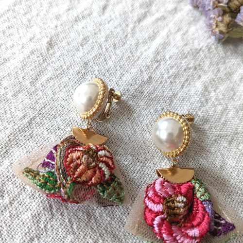 パールカボションとインド刺繍リボンのタッセルイヤリング【フラワー 