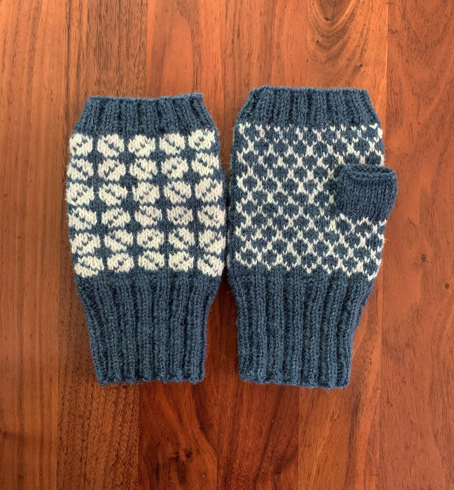 北欧ラトビア伝統柄のハンドウォーマー（スチールブルー×ホワイト）