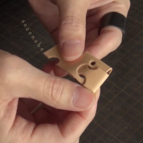 縫わずに作れるヌメ革（生成り）のキーカバー #手作りキット #道具なしで簡単に作れます。 4枚目の画像