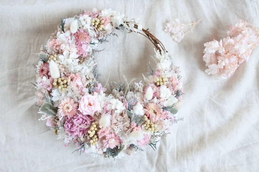 ホワイトピンクの三日月リース25㎝　プリザーブドフラワー