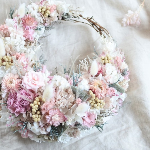 ホワイトピンクの三日月リース25㎝ プリザーブドフラワー リース
