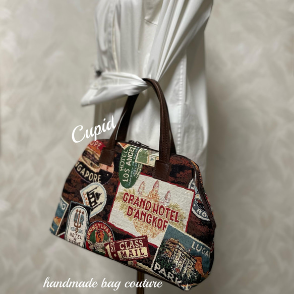 スペインゴブラン織り　世界のホテルスタンプ柄カパッと開閉ボストンバッグ（2way） 6枚目の画像