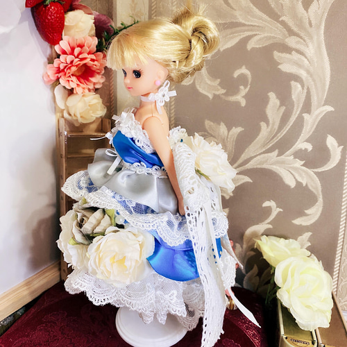 たっぷりチュールレース6段のブルードレス ブライス リカちゃん アウト